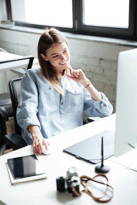 Office Woman, Professional Headshots Women, Happy At Work, Woman Office, Office People, People Working Together, Headshots Women, Work Pictures, Office Pictures