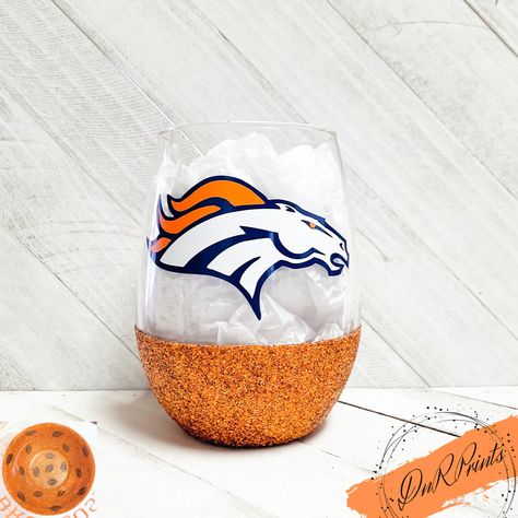 Glitter Wine Glasses Diy, Circuit Maker, Mom Wine Glass, Wine Glass Sayings, Football Cups, Glitter Wine Glasses, Wine Glass Decor, Diy Wine Glasses, Go Broncos