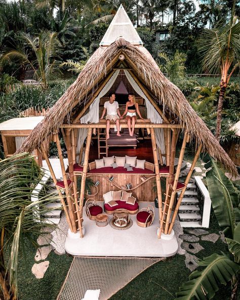 These are the most Instagrammable hotels and villas near Ubud, Bali. With incredible infinity pools, views towards the rice fields and stellar service, these are the most photographed hotels. Casa Hobbit, Gaming Ideas, Hut House, Bamboo House Design, Jungle House, Resort Architecture, Bamboo Architecture, Desain Lanskap, Bamboo House