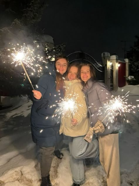 Sparkler Pictures Friends, Christmas Party Instagram Story, New Year’s Eve Instagram Story, New Year’s Eve Pictures With Friends, New Years Photoshoot Ideas Best Friends, New Years Eve Photoshoot Ideas Friends, New Year Eve Photo Ideas, New Years Eve Instagram Story, New Year’s Eve Photo Ideas