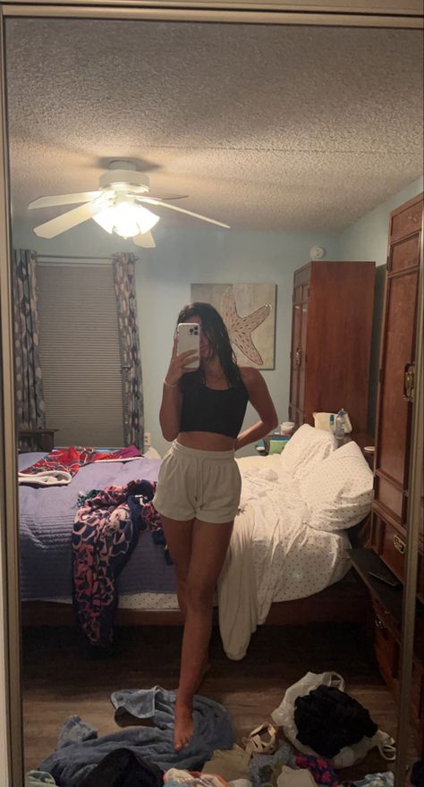 Tan Sweat Shorts Outfit, Beige Sweat Shorts Outfit, Sweat Shorts Outfit School, Black Flowy Shorts Outfit, Black Running Shorts Outfit, How To Style Sweat Shorts, Outfits With Sweat Shorts, Black Sweat Shorts Outfit, Grey Sweat Shorts Outfit