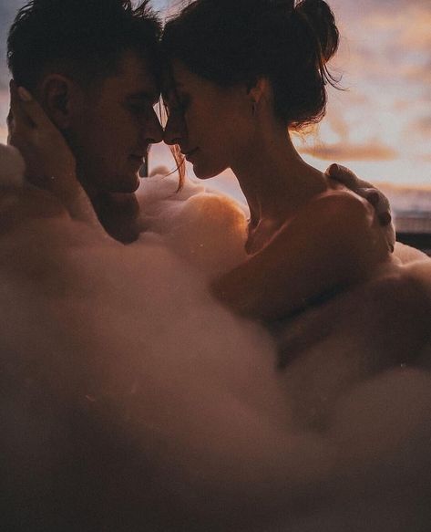 Couples Bathtub, Bath Couple, Intimacy Couples, Love Never Dies, Lasting Love, Happy Relationships, Bubble Bath, Paros, Love Can