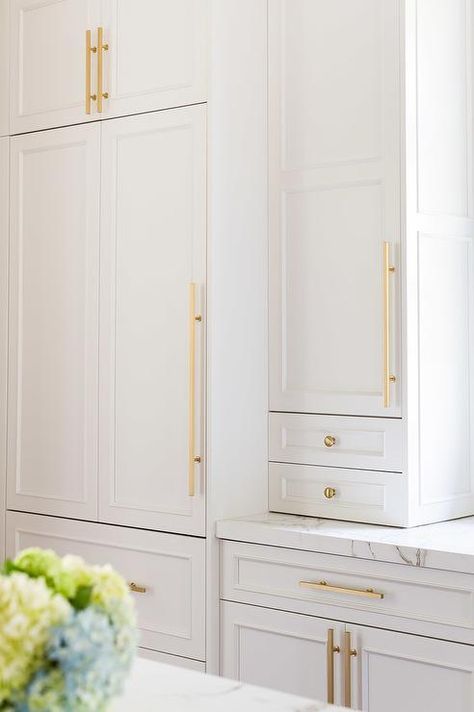 White cabinets adorned with long brass pulls and brass knobs paired with Silestone quartz countertops. White Shaker Cabinets, White Kitchen Decor, Classic Kitchen, Kitchen Cabinet Hardware, Gold Kitchen, Shaker Cabinets, White Kitchen Design, Kitchen Hardware, Cabinet Pulls