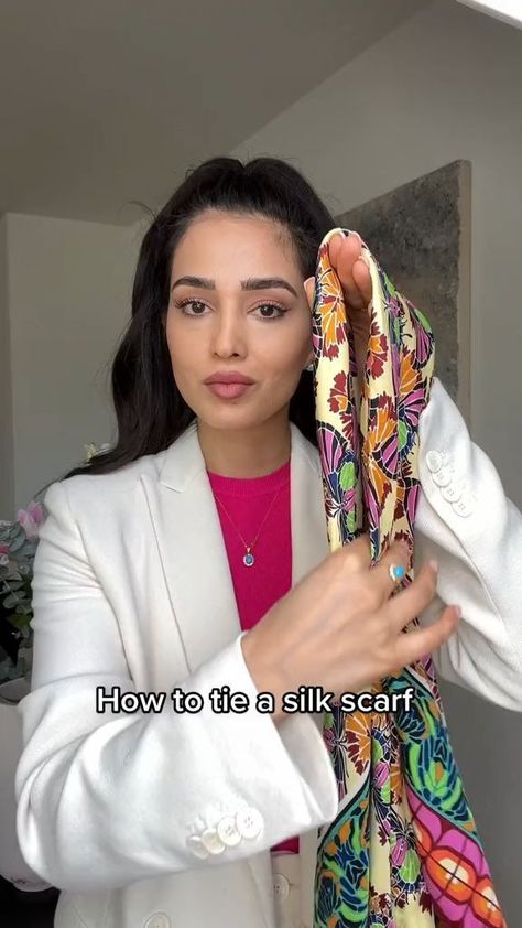 Silk Scarf Outfit, Scarf Wearing Styles, Ways To Tie Scarves, Diy Fashion Scarf, Silk Scarf Style, Hair Scarf Styles, Ways To Wear A Scarf, How To Wear A Scarf, Scarf Outfit