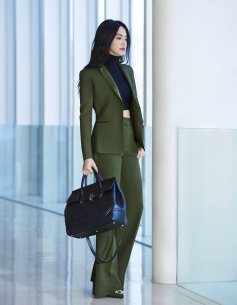 Actress Yao Chen gives a twist on Monday's power dressing with a #Versace SS16 green suit paired with the unmistakable allure of the #VersacePalazzoEmpire bag. Photographer: Xiao Gang (Trunk Studio) Stylist: Lucia Liu Make up artist: Tang Yi Hair stylist: Liu Xueliang (MQstudio) Mode Pastel, Women Suits, Chique Outfits, Green Suit, Woman Suit Fashion, Power Dressing, Elegante Casual, Tuxedos, Looks Chic