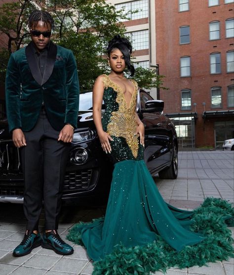 Royal Blue And Gold Prom Dress, Green And Gold Prom Couple, Green And Gold Prom, Prom Black Couples, Couple Prom Outfits, American Prom, Prom Shoot, Couple Prom, Wigs Hairstyles