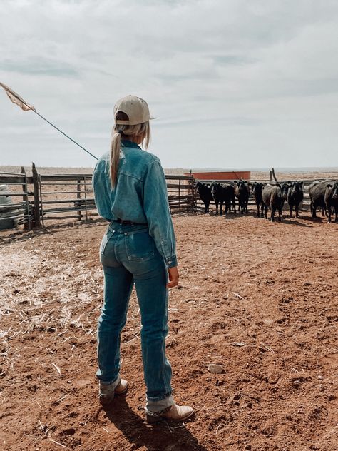 Women Country Fashion, Rancher Outfit Women, Farm Women Outfits, Southern Girl Aesthetic Outfits, Womens Farm Outfit, Carhartt Outfit Women, Farm Outfits Women, Wrangler Outfits Woman, Ranchy Outfits