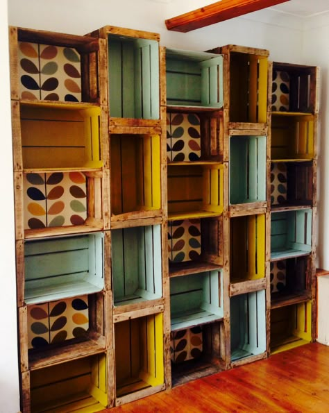 Crate Shelf Wall, Wood Box Shelf Ideas, Wooden Box Wall Decor, Stackable Crates Storage Ideas, Wood Crates Shelves, Book Shelf Ideas Bedroom Wall, Creative Book Storage Ideas, Box Shelves Decor, Crate Wall Shelves