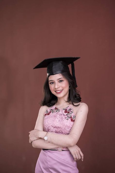 Graduation Myanmar Dress, Myanmar Graduation Photo, Graduation Dress University, Pose Wisuda, Brukat Kebaya, Burma Dress, Graduation Pose, Graduation Outfit Ideas, Designers Dresses