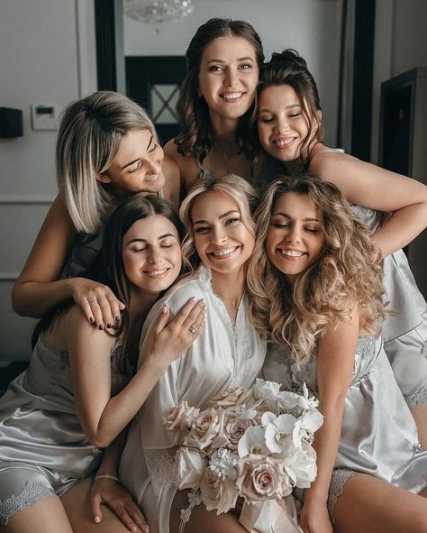 Before Wedding Pictures, Bride And Bridesmaid Pictures, Wedding Group Photos, Wedding Party Poses, Bridesmaid Poses, Wedding Photography Bridal Party, Bridesmaid Pictures, Bridesmaid Photoshoot, Wedding Portrait Poses