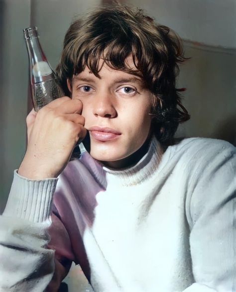 Mens 70s Hairstyles, Young Mick Jagger, Mick Jagger Style, Short Layered Curly Hair, Mick Jagger Rolling Stones, People Photos, Aesthetic People, Mick Jagger, Curly Hair Men