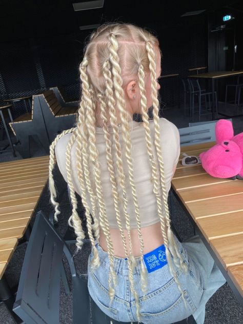 Long twists hairstyle Bleach Hair Ideas, Fun Hair Color Ideas, White Girl Braids, Diy Bleach, Jumbo Twists, Bleach Hair, Dyed Curly Hair, Big Box Braids Hairstyles, Fun Hair