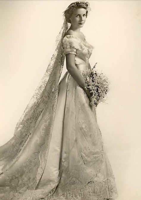 1940s Wedding Dress, Antique Wedding Dresses, Vintage Wedding Photos, Antique Wedding, Wedding Gowns Vintage, Vintage Gowns, A Wedding Dress, Bride Gowns, Vintage Bride