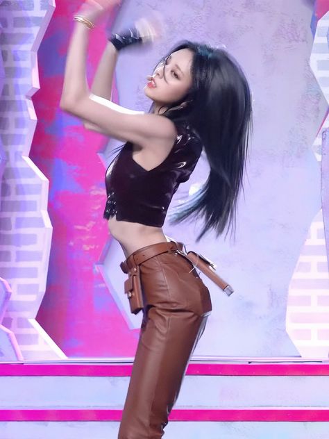 Yuna Waist Itzy, Kpop Small Waist, Skinniest Person In The World, Kpop Idols Small Waist, K Pop Body Type, Tinysp0000 Pink, Yuna Waist, Tiny Waisted Women, 19 Inch Waist