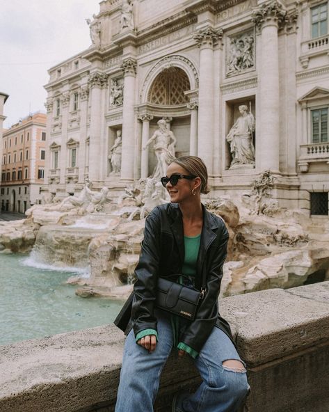 Signe Mengote Trevi Fountain Winter Outfit, Outfit Ideas For Rome Italy Winter, Rome Outfits Ideas, Italy Photography Aesthetic, Pictures In Italy Ideas, Rome Italy Poses, Pictures In Rome Ideas, Italy Posing Ideas, Rome Italy Photography Ideas