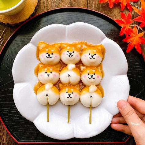 🍡 So kawaii! 😍 Dango or Japanese dumplings are usually plain but these were shaped into cute Shiba Inu. 🐕 😋 Everything looks extra yummy with a hint of cuteness! Japan Aesthetic Food, Cute Aesthetic Food, Canteen Food, Animal Shaped Foods, Japanese Dumplings, Japanese Cafe, Japanese Food Illustration, Food Japan, Food Cute