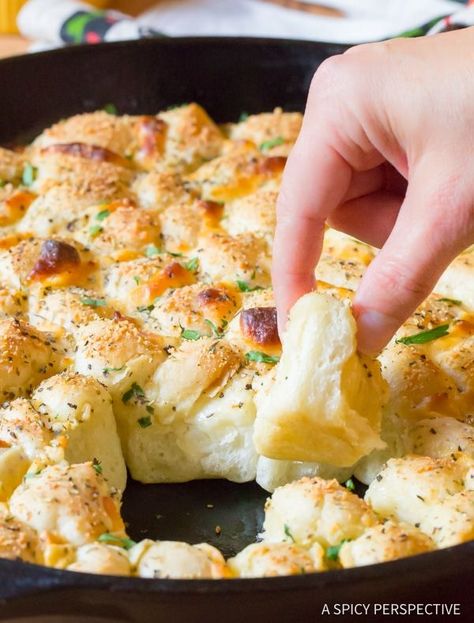 Simple 6-Ingredient Cheesy Garlic Pull Apart Bread made in a skillet - By A Spicy Perspective Cheesy Garlic Pull Apart Bread, Pull Apart Recipes, Garlic Monkey Bread, Garlic Pull Apart Bread, Cheesy Pull Apart Bread, Bread Pull Apart Recipes, A Spicy Perspective, Cheesy Garlic Bread, Cheesy Bread