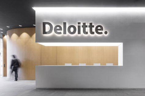 Reception desk at Deloitte Offices – Lisbon Luxury Office Interior, Reception Signage, Office Signage, Lobby Interior Design, Reception Desk Design, Office Tour, Modern Office Interiors, Corporate Office Design, Office Lobby