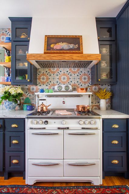 Estilo Cottage, Backsplash Decor, Spanish Kitchen, Bold Kitchen, Kitchen Range Hood, Eclectic Kitchen, Backsplash Kitchen, Tile Kitchen, Blue Cabinets