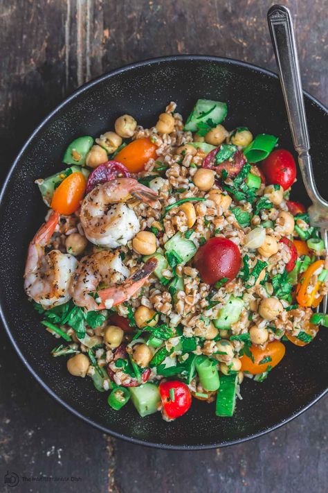 How To Cook Farro, Salad With Shrimp, Farro Recipes, Mediterranean Chickpea, Mediterranean Flavors, Farro Salad, Potluck Dishes, Noodle Salad, Shrimp Salad