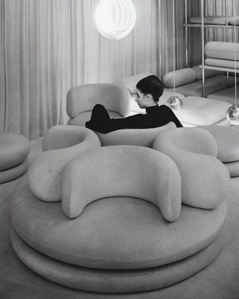 Trendy Sofas, Round Furniture, Round Sofa, Retro Home Decor, Style At Home, Retro Home, A Living Room, Interior Furniture, Home Fashion