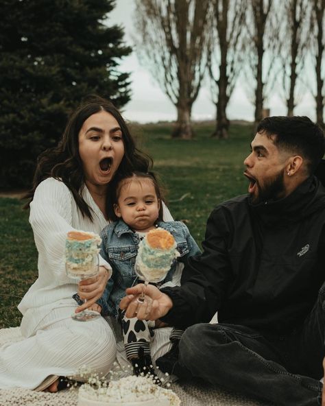 Another one is on the way for this sweet family!! A baby announcement and gender reveal all in one…I am obsessed with every single photo, I’ll be sharing more on my story since a post doesn’t have enough space😣🤎 #moseslake #genderreveal #babyannouncement #familyphotography #familyphotographer #babyontheway #couplegoals #couplesphotography #expecting #love #pnw #pnwphotographer #ellysegreenphotos #washingtonstate Family Gender Announcement Pictures, Family Gender Reveal Photoshoot, Family Announcement Pregnancy, Gender Reveal For Family, Gender Reveal Post, Gender Reveal Photo, Gender Reveal Photos, Gender Announcements, Baby Shoot