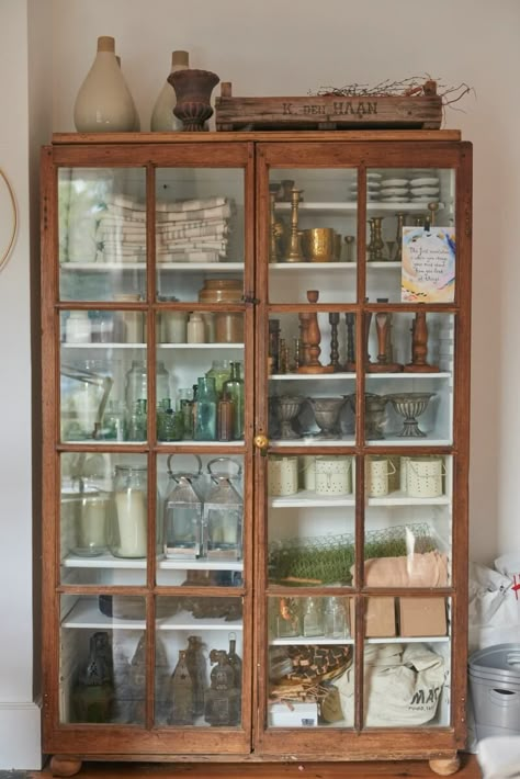 Country Kitchen Storage, Glass Collection Display, Vintage Minimalist Aesthetic, Vintage Apartment Aesthetic, Vintage Minimalist Decor, Minimalist Vintage Aesthetic, Thrifted Apartment, Vintage Apartment Decor, Minimalist Cottage