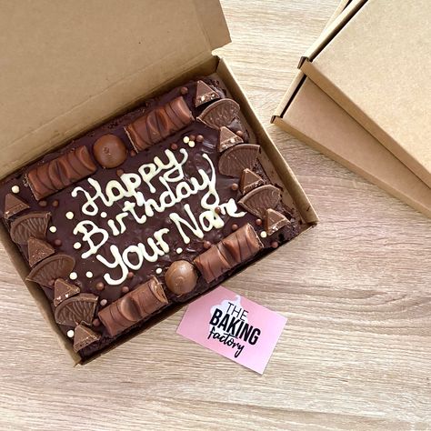 Triple chocolate brownies with your own custom message! Brownie With Message, Decorated Brownies Birthday, Birthday Brownies Decoration, Brownies Decoration Ideas, Brownies Birthday Cake Ideas, Brownies Ultah, Custom Brownies, Brownie Birthday, Decorated Brownies