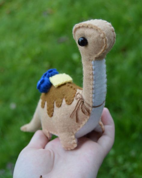 Daisy on Instagram: “Pancake Bronto 🥞🫐 - Little bit of a remake! Except this time I used felt from overtheriverfelt! Pattern by TypingWithTea, this plush will…” Cute Felt Sewing Ideas, Harry Potter Felt Pattern, Felt Dinosaur Pattern Free, Dino Plush Pattern, Felt Dinosaur Pattern, Sewing Dinosaur, Felt Plushies Pattern, Dinosaur Plush Pattern, Felt Plush Pattern