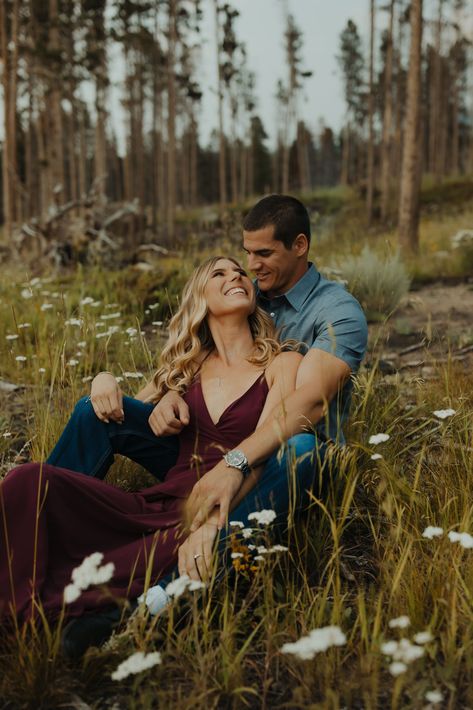 Photoshoot Ideas Elegant, Pnw Mountains, Outdoor Engagement Pictures, Unique Engagement Pictures, Pnw Photography, Outdoor Photoshoot Ideas, Engagement Photo Shoot Beach, Travel Elopement, Mountain Photoshoot