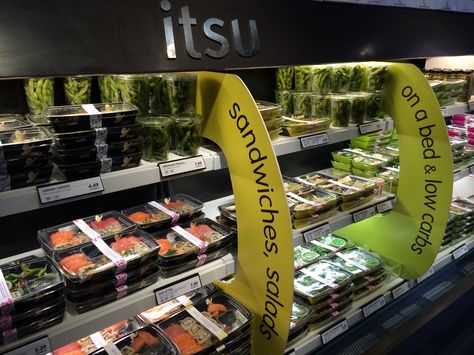 Itsu sushi to go Sushi Store Design, Supermarket Interior, Sushi Store, Pizzeria Design, Cold Lunch, Cold Lunches, Supermarket Design, Sushi Sandwich, Retail Concepts