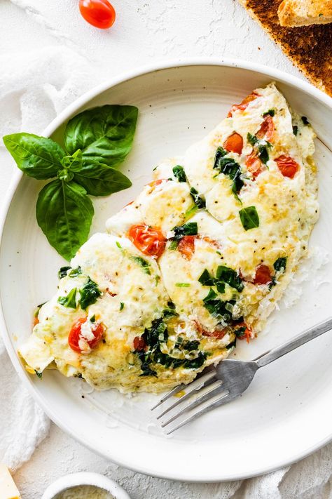 This egg white omelette is fluffy, delicious and loaded with veggies. It comes together quickly and is a healthy way to kick start your day! Egg White Breakfast, Egg White Omelette, Egg White Recipes, High Protein Breakfast Recipes, Breakfast Meat, Omelette Recipe, Toast Toppings, Clean Eating Meal Plan, Protein Breakfast Recipes