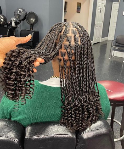 Short Medium Knotless Braids With Curls, Knotless Braids Medium, Braids Medium, Latest Hair Braids, Short Box Braids Hairstyles, Big Box Braids Hairstyles, Short Box Braids, Quick Natural Hair Styles, Girl Hairstyle