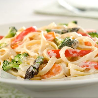 Alfredo PrimaveraDelish Primavera Sauce, Fetuccini Alfredo, Veggie Alfredo, Primavera Recipe, Pasta Primavera Recipe, Pasta Recipes Alfredo, Pasta Alfredo, Easy Pasta Dinner, Alfredo Sauce Recipe