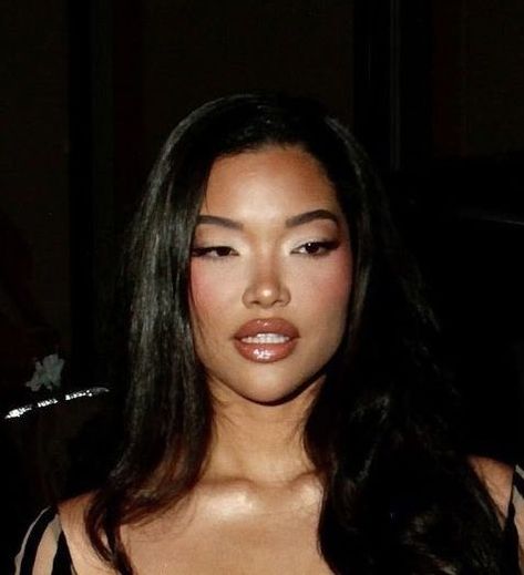 90s Baddie Aesthetic, 2000 Makeup Trends Early 2000s, 90s Prom Makeup, 90s Glam Makeup, Bronze Aesthetic, Matte Makeup Look, Early 2000s Makeup, 2000s Baddie, Ivana Santacruz