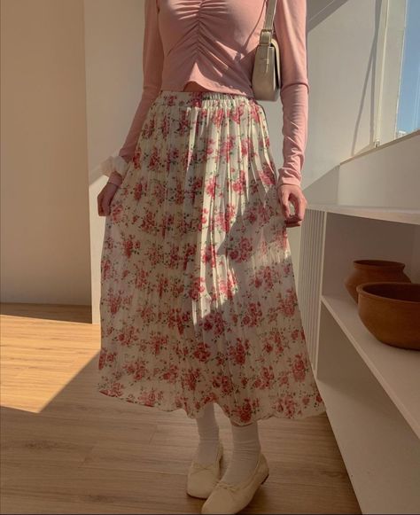 Light Pink Long Skirt Outfit, Long Skirt Girly Aesthetic, Coquette Outfit Long Skirt, Pink Long Skirt Outfit, Modest Soft Girl Outfits, Modest Fits Aesthetic, Pink Modest Outfits, Girly Outfits Modest, Pink Skirt Outfit Ideas