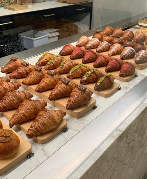 Croissant Display, Pastry Display Ideas, Croissant Shop, Bakery Counter, Pastry Table, Types Of Pastry, Pastry Display, Bakery Shop Design, Brunch Cafe