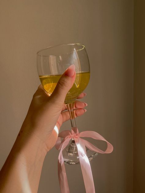 Wine glass with pink ribbon bow idea for dinner party Romanticizing My Life, Champagne Birthday, Romantic Wedding Venue, Wedding Venue Houston, Christmas Dinner Party, Champagne Party, Pink Christmas Decorations, Holiday Tablescapes, Chic Christmas