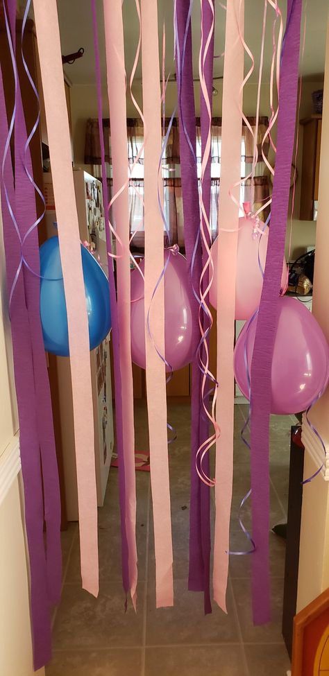 Streamer Decorations Doorway, Streamer Doorway, Doorway Streamers, Party Streamer Ideas Ceilings, Balloon Doorway, Rainforest Birthday, Streamer Ideas, Beach Theme Birthday, Streamer Decorations