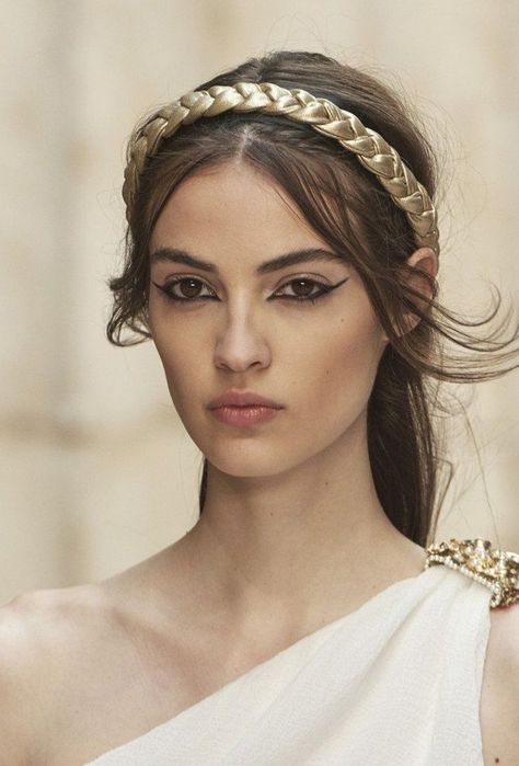 Greek Goddess Makeup, Greek Makeup, Camille Hurel, Era Victoria, Goddess Makeup, Greece Fashion, Greek Goddess Costume, Goddess Costume, Chanel Cruise