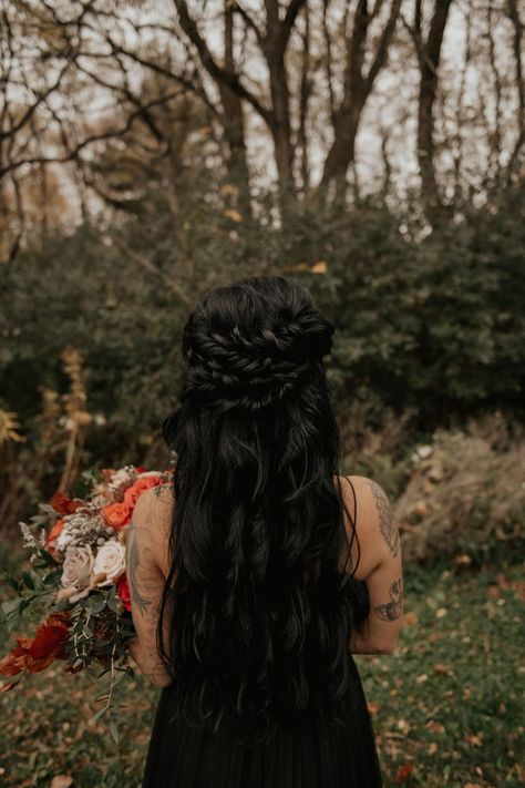 Alternative Bride Hairstyles, Gothic Wedding Hairstyles For Long Hair, Wedding Hair Fairytale, Wedding Hair Goth, Gothic Wedding Hairstyles Brides, Alternative Wedding Hairstyles, Dark Hair Wedding Hairstyles Brides, Wedding Hair Dark, Dark Boho Wedding