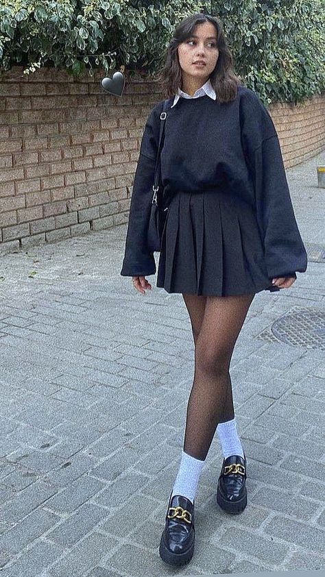 Mini Skirt Outfit Black Women, Mini Skirt Winter Outfit, Black Satin Skirt Outfit, Black Skirt Outfit Winter, Outfit Mini Skirt, Black Skirt Outfit, Black Tennis Skirt, Short Skirts Outfits, Mini Skirt Outfit