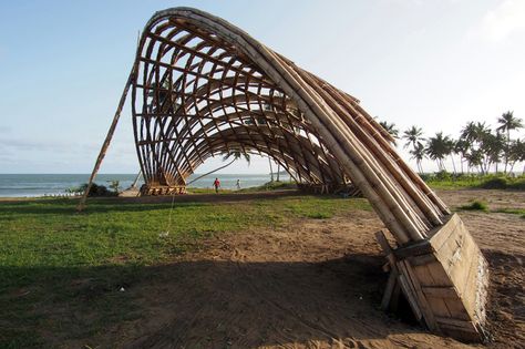 haduwa-arts-and-culture-institut-apam-ghana-afa-lab-designboom-02 Meditation Cabin, Boho Exterior, Bamboo Canopy, Bamboo Building, Primitive Kitchen Decor, Timber Architecture, Bamboo Structure, Bamboo Architecture, Bamboo Construction