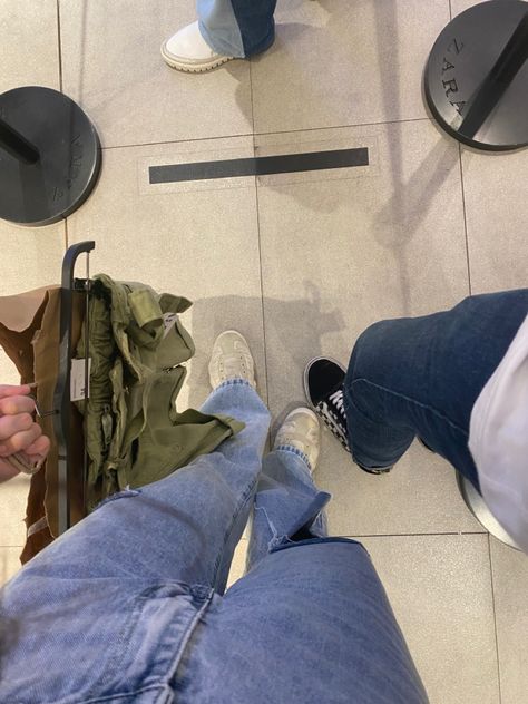 Mall Aesthetic Shopping With Boyfriend, Couple Mall Aesthetic, Bestie Date Aesthetic, Mall Date Aesthetic Couple, Shopping With Boyfriend Aesthetic, Shopping Date Aesthetic Couple, Mall Couple Pictures, Mall Asthetic Picture, Study Date With Boyfriend