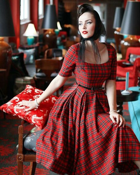 Dress Vintage 50s style perfect for Christmas black and red Mode Tartan, Idda Van Munster, The Pretty Dress Company, Tartan Fashion, Mode Retro, Christmas Black, 50s Style, Vintage 1950s Dresses, Tartan Dress