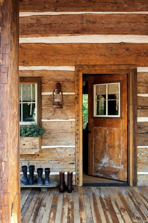 Log Cabin Exterior, How To Build A Log Cabin, Log Cabin Interior, Built In Banquette, Cabin Aesthetic, Rustic Log Cabin, Cabin Exterior, Romantic Retreat, Cabin Interiors