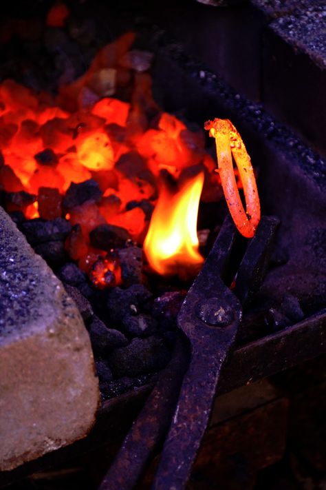 A brief tutorial on making metal loops in a coal forge. Coal Forge, Forging Knives, Welding Tips, Blacksmith Projects, Horseshoe Crafts, Blacksmith Shop, Metal Working Projects, Metal Welding, Iron Work