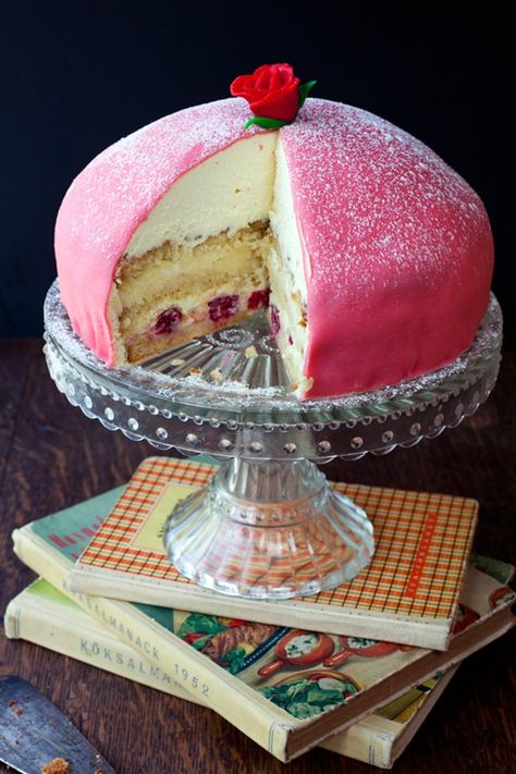 Swedish-Prinsess-Tarta_2 Swedish Princess Cake, British Baking Show Recipes, British Bake Off Recipes, Bake Off Recipes, Opera Cake, Gateaux Cake, British Bake Off, British Baking, Great British Bake Off