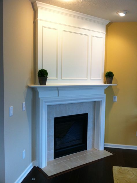 Thrifty Decor Chick: A fireplace redo! YES!! I hate that big awkward space above our corner fireplace!! Fireplace Shiplap, Fireplace Corner, Fireplace Decorating, Decor Corner, Fireplace Modern, Fireplace Redo, Corner Ideas, White Fireplace, Faux Fireplace