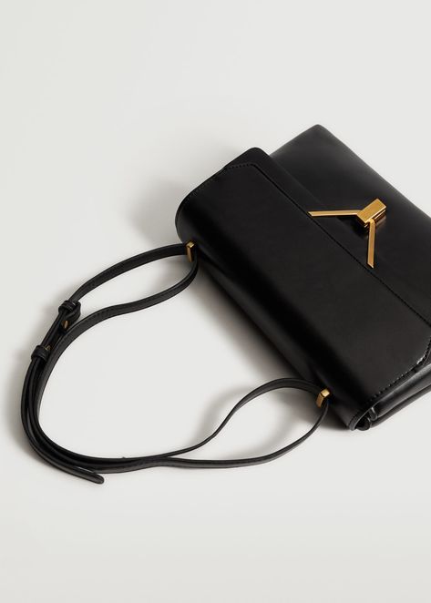 Flap cross-body bag Classy Purses, Leather Bag Design, Vintage Leather Handbag, All Black Fashion, Smink Inspiration, Stylish Purse, Gold Bag, Handbag Heaven, Black Leather Crossbody Bag